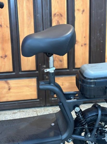 صورة سكوتر كهربائي مقعد وشنطة بعجلين